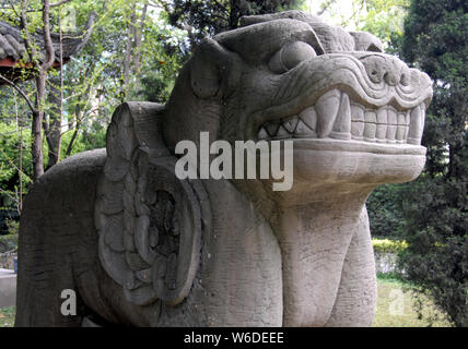 La Tombe de Wang Jian à Chengdu, Sichuan, Chine. Cette tombe est aussi connu sous le nom de mausolée Yongling. La tombe a de nombreuses statues antiques. Chengdu, Chine Banque D'Images