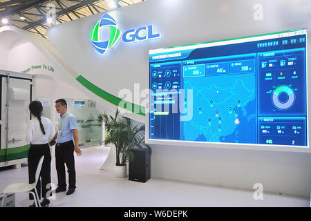 --FILE--personnes visitent le stand de l'intégration du système de gestion de la technologie lors d'une exposition à Shanghai, Chine, 24 août 2016. Groupe SoftBank Corp Banque D'Images