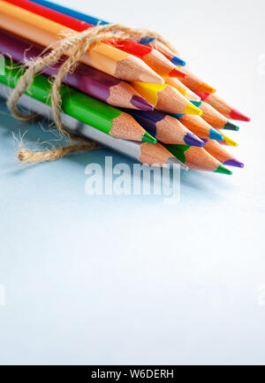 Un groupe de crayons en bois lumineux sur fond bleu Banque D'Images