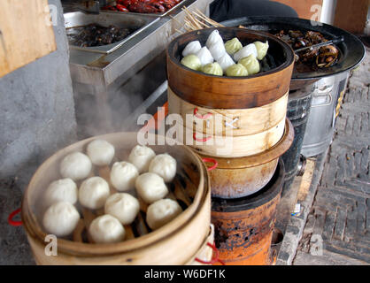 Boulettes chinoises à Xitang water town près de Shanghai. C'est l'alimentation de rue typiquement chinois. Ces boulettes à la vapeur sont populaires en Chine. Xitang, Chine Banque D'Images