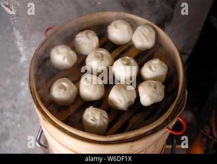 Boulettes chinoises à Xitang water town près de Shanghai. C'est l'alimentation de rue typiquement chinois. Ces boulettes à la vapeur sont populaires en Chine. Xitang, Chine Banque D'Images