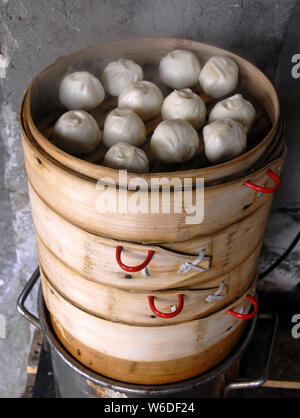 Boulettes chinoises à Xitang water town près de Shanghai. C'est l'alimentation de rue typiquement chinois. Ces boulettes à la vapeur sont populaires en Chine. Xitang, Chine Banque D'Images