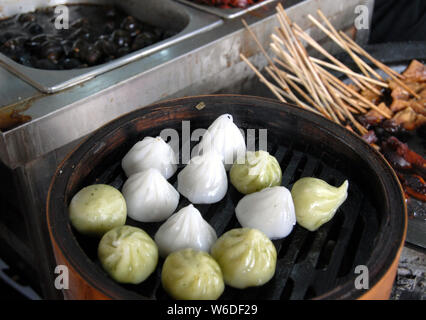 Boulettes chinoises à Xitang water town près de Shanghai. C'est l'alimentation de rue typiquement chinois. Ces boulettes à la vapeur sont populaires en Chine. Xitang, Chine Banque D'Images