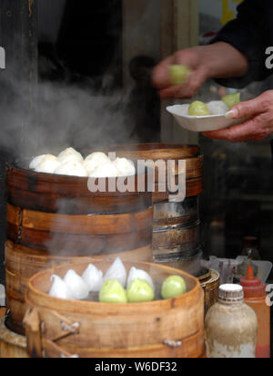 Boulettes chinoises à Xitang water town près de Shanghai. C'est l'alimentation de rue typiquement chinois. Ces boulettes à la vapeur sont populaires en Chine. Xitang, Chine Banque D'Images
