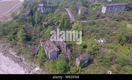 Vue aérienne des ruines d'une usine d'engrais détruit après le séisme de Wenchuan en 2008 dans la ville de Shifang, dans le sud-ouest de la province chinoise du Sichuan, 18 Banque D'Images