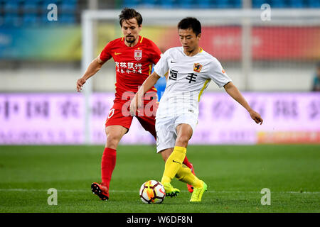 Joueur de football danois Lasse Vibe, gauche, de Changchun Yatai défis un joueur de Guizhou Hengfeng dans leur septième match au cours de la Chine 2018 Banque D'Images