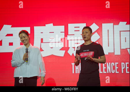 La star du tennis chinois retraités Li Na, gauche, assiste à l'atelier Super Nike à Shanghai, Chine, 12 avril 2018. Banque D'Images