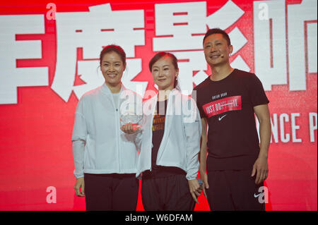 La star du tennis chinois retraités Li Na, gauche, assiste à l'atelier Super Nike à Shanghai, Chine, 12 avril 2018. Banque D'Images