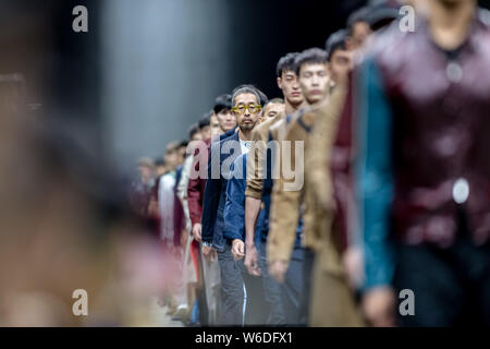 Modèles affichent de nouvelles créations au cours de l'Hermes Men's Spring/Summer 2018 fashion show à Shanghai, Chine, le 19 avril 2018. Banque D'Images