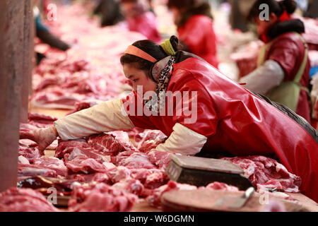 --FILE--Un vendeur vend chinois au porc un marché libre dans la ville de Huaibei, la Chine de l'est la province de l'Anhui, 10 janvier 2017. Chine.s sortie de porc a augmenté de 2,1 p. Banque D'Images