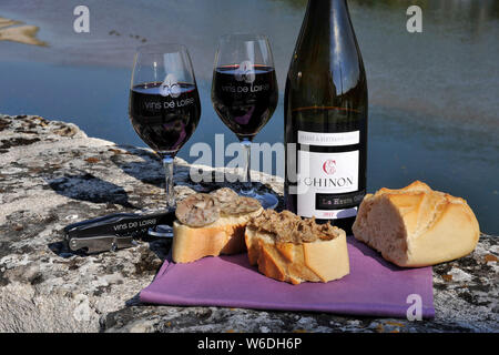 Amboise (centre-nord de la France) : pain et rillettes en pot (viande), l'andouillette (saucisse) de Tours, verres de vin de la région de la Loire et de C Banque D'Images