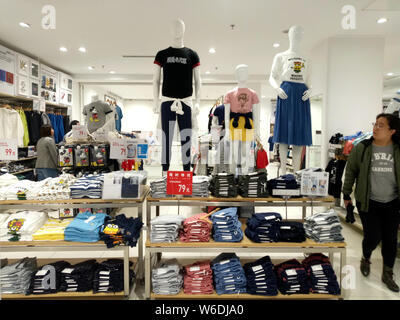Boutique Pour Les Clients Sur Le Theme Du Manga Et Anime T Shirts En Commemoration Avec Le 50e Anniversaire De Weekly Shonen Jump A Vendu A Un Magasin Uniqlo A Shan Photo Stock