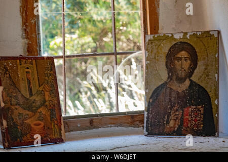 Deux icônes orthodoxes grecques illustrant des scènes religieuses sont placés dans une fenêtre encastrée dans une chapelle sur l'île de Lesbos, Grèce. Banque D'Images