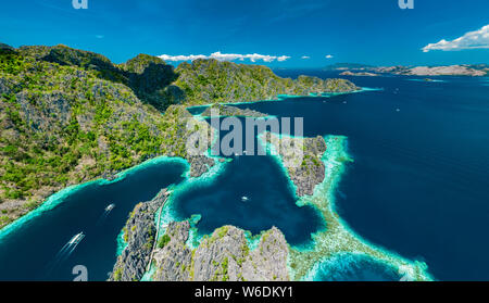 Vue aérienne de beaux lagons et falaises calcaires de Coron, Palawan, Philippines Banque D'Images