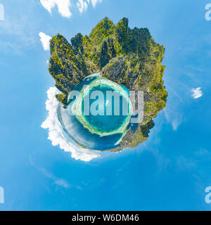 Petite Planète épique panorama de lagons bleus et falaises calcaires de Coron, Palawan, Philippines. Banque D'Images
