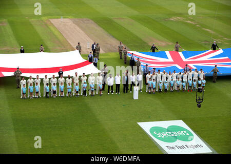 Les deux équipes se tenir pour l'hymne national au cours de la première journée de la cendre test match à Edgbaston, Birmingham. Banque D'Images