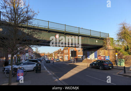 Historique Great Western Railway pont ferroviaire à travers la rue principale dans le centre-ville de Hungerford, un marché de la ville historique de Berkshire, Angleterre Banque D'Images