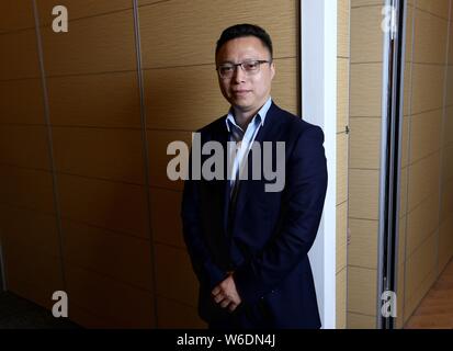 --FILE--Eric Jing Xiandong, chef de la Direction de la situation financière du Groupe d''Ant, pose pendant le Forum de Boao pour l'Asie à la Conférence annuelle 2016 Banque D'Images