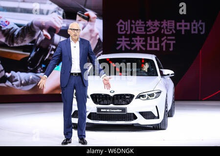 Membre du Comité de direction de BMW AG, parle à côté de la toute nouvelle BMW M2 compétition sur le stand de BMW lors de la 15ème International de Beijing Banque D'Images