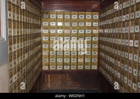 Les boîtes postales et de stockage sécurisé-bureau de poste central Asmara Érythrée italienne datant de l'ère coloniale, à partir de 1916 construction Banque D'Images