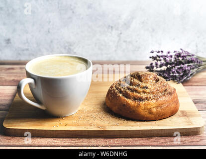 Petit-déjeuner composé de parfait à la cannelle et café sur table en bois décoré avec de la lavande. Style rustique. Place pour le texte. Banque D'Images