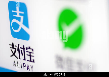 --FILE--Vue d'un logo d'Alipay, gauche, le service de paiement mobile e-commerce chinois Alibaba Ant du géant financier, et le paiement de Tencent WeChat Banque D'Images