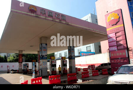 --FILE--Vue d'une station d'essence de PetroChina, filiale de la CNPC (China National Petroleum Corporation) à Wuhan, province du Hubei en Chine centrale Banque D'Images