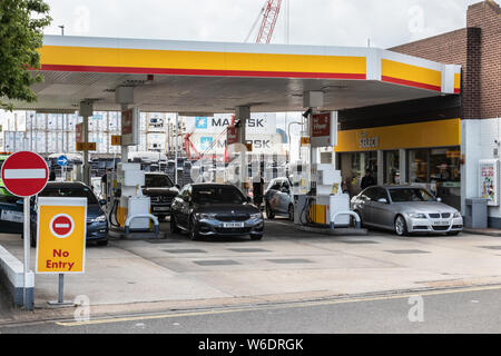 Le remplissage des pilotes en carburant à une station service shell avec des voitures sur le parvis Banque D'Images