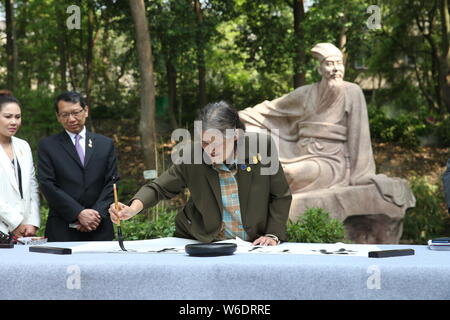 Thai la Princesse Maha Chakri Sirindhorn écrit inscriptions lors de sa visite au Temple de Su San Meishan ville, le sud-ouest de la province chinoise du Sichuan, 8 Banque D'Images