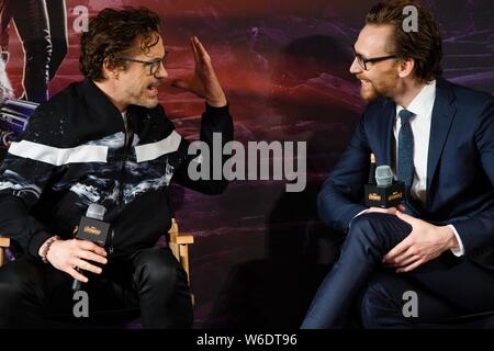 L'acteur et chanteur américain Robert Downey Jr., à gauche, et l'acteur Anglais Tom Hiddleston pour assister à une conférence de presse nouveau film 'Avengers : Infinity War' i Banque D'Images