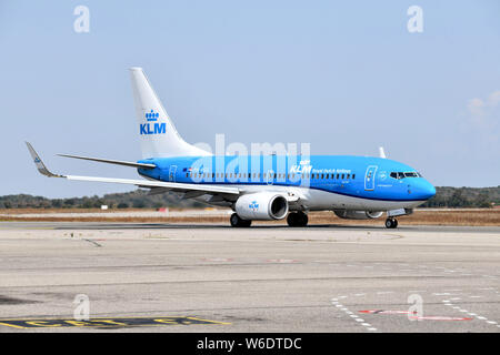 Colombier-Saugnieu (sud-est de la France). L'aéroport de Lyon Saint-Exupéry. Blanc et bleu de l'avion Boeing 737-700 de la compagnie aérienne KLM sur le tarmac Banque D'Images