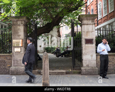 La maison d'Olave St froide aka Old Jewry est la tour de l'église de St juifs d'Olave, un ancien cimetière maintenant un chemin de jardin isolée fréquemment utilisés par les employés de bureau Banque D'Images