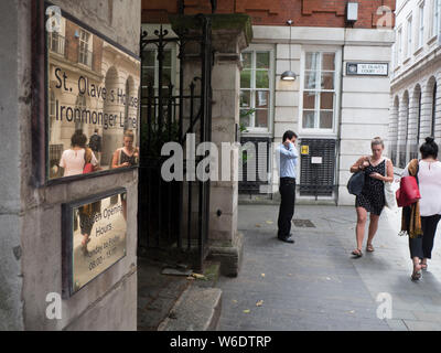 La maison d'Olave St froide aka Old Jewry est la tour de l'église de St juifs d'Olave, un ancien cimetière maintenant un chemin de jardin isolée fréquemment utilisés par les employés de bureau Banque D'Images