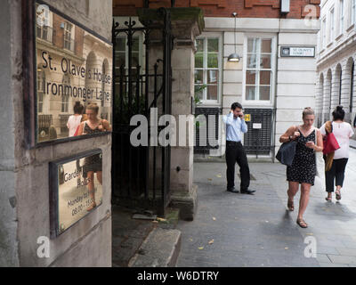 La maison d'Olave St froide aka Old Jewry est la tour de l'église de St juifs d'Olave, un ancien cimetière maintenant un chemin de jardin isolée fréquemment utilisés par les employés de bureau Banque D'Images