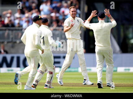 L'Angleterre Stuart Broad (deuxième à droite) célèbre en tenant le wicket de Cameron Bancroft, de l'Australie par Joe pris racine, au cours de la première journée de la cendre test match à Edgbaston, Birmingham. Banque D'Images