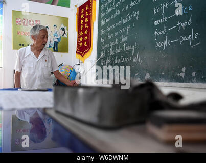 (190801) -- HEXIAN, 1er août 2019 (Xinhua) -- Ye Lianping donne une leçon d'anglais à l'école de la "maison pour la conduite à gauche derrière les enfants' à Buchen Village de Hexian, comté de la province de l'Anhui en Chine orientale, le 31 juillet 2019. Ye Lianping, 92 ans, enseignant à la retraite à Buchen Village de Hexian County, mis en place la "maison pour la direction à gauche derrière les enfants' en 2000 pour leur enseigner des leçons d'anglais gratuitement. Comme la plupart des jeunes travaillent loin de là, les anciens et les enfants sont restés dans le village. Sans enfant lui-même, vous vit avec son épouse dans un bungalow construit il y a 30 ans, où il dispose de ces enfants qui liv Banque D'Images