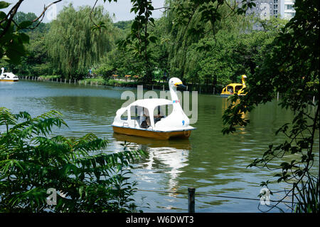 Pédalos dans le lac du parc Ueno Banque D'Images