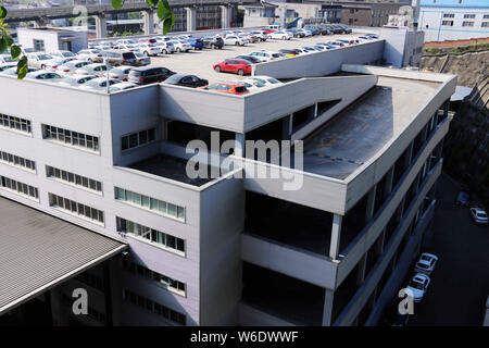 Les véhicules sont alignés sur 8 étages d'un parking sur le toit à Chongqing, Chine, le 2 avril 2018. Designers faire plein usage de la topographie de la montagne e Banque D'Images