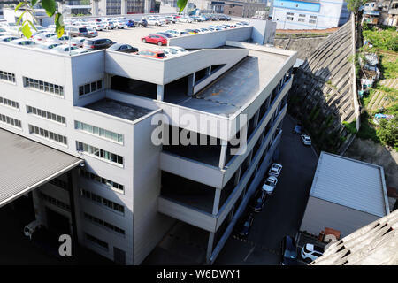 Les véhicules sont alignés sur 8 étages d'un parking sur le toit à Chongqing, Chine, le 2 avril 2018. Designers faire plein usage de la topographie de la montagne e Banque D'Images