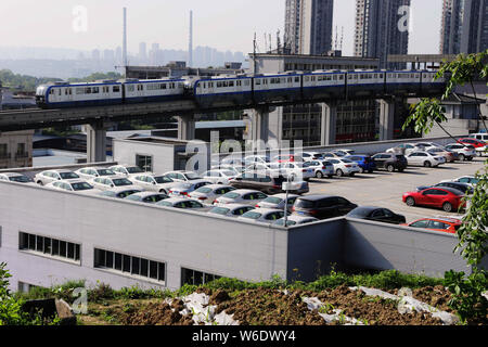 Les véhicules sont alignés sur 8 étages d'un parking sur le toit à Chongqing, Chine, le 2 avril 2018. Designers faire plein usage de la topographie de la montagne e Banque D'Images