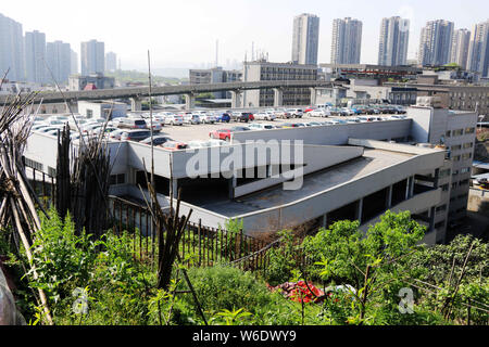 Les véhicules sont alignés sur 8 étages d'un parking sur le toit à Chongqing, Chine, le 2 avril 2018. Designers faire plein usage de la topographie de la montagne e Banque D'Images