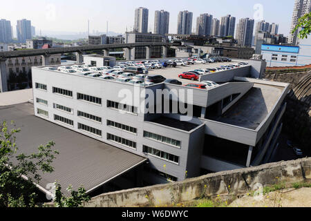 Les véhicules sont alignés sur 8 étages d'un parking sur le toit à Chongqing, Chine, le 2 avril 2018. Designers faire plein usage de la topographie de la montagne e Banque D'Images