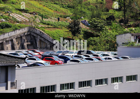 Les véhicules sont alignés sur 8 étages d'un parking sur le toit à Chongqing, Chine, le 2 avril 2018. Designers faire plein usage de la topographie de la montagne e Banque D'Images