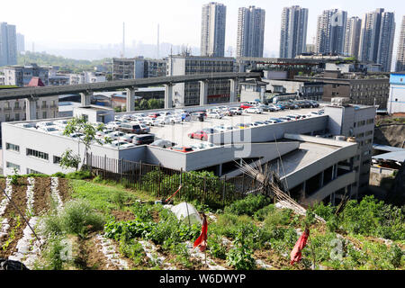 Les véhicules sont alignés sur 8 étages d'un parking sur le toit à Chongqing, Chine, le 2 avril 2018. Designers faire plein usage de la topographie de la montagne e Banque D'Images