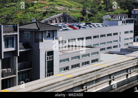 Les véhicules sont alignés sur 8 étages d'un parking sur le toit à Chongqing, Chine, le 2 avril 2018. Designers faire plein usage de la topographie de la montagne e Banque D'Images