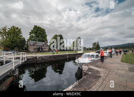 Fort Augustus, Inverness Shire, ÉCOSSE - 4e mai 2019. Trois bateaux à moteur et de leurs équipages attendre de passer à travers les cinq écluses de Fort Augustus sur la Banque D'Images