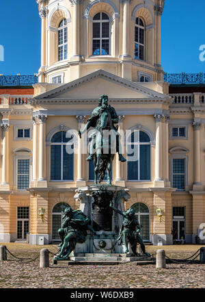 Statue du Grand électeur Frédéric-guillaume de Brandebourg debout dans la cour du château de Charlottenburg. Palais royal baroque à Berlin Banque D'Images