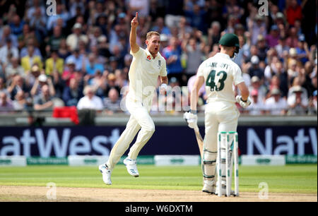 L'Angleterre Stuart Général (à gauche) célèbre en tenant le wicket de Cameron Bancroft, de l'Australie par Joe pris racine, au cours de la première journée de la cendre test match à Edgbaston, Birmingham. Banque D'Images