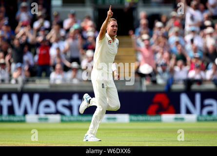 L'Angleterre Stuart large célèbre en tenant le wicket de Cameron Bancroft, de l'Australie par Joe pris racine, au cours de la première journée de la cendre test match à Edgbaston, Birmingham. Banque D'Images