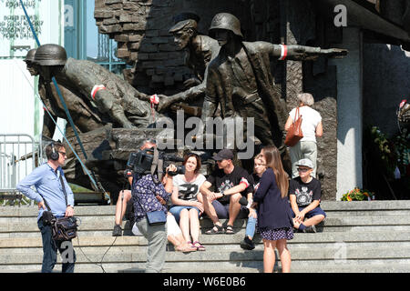 Pologne Varsovie - Jeudi 1 Août - Une famille polonaise sont interrogés par une équipe de tournage de télévision comme ils visitent le monument du soulèvement de Varsovie à Varsovie que la Pologne commémore le 75e anniversaire de l'Insurrection de Varsovie ( Powstanie Warszawskie ) contre l'armée allemande d'occupation au 1er août 1944 - l'Insurrection de Varsovie les combattants de la résistance de l'Armée de l'Intérieur (Armia Krajowa - AK ) lutté sur pendant 63 jours contre les forces nazies avant capitulation que l'avancement de l'armée soviétique a attendu de l'autre côté de la rivière Vistule. Photo Steven Mai / Alamy Live News Banque D'Images